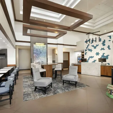 Hyatt Place Tampa Busch Gardens Отели рядом с достопримечательностью «Зоопарк Лоури»