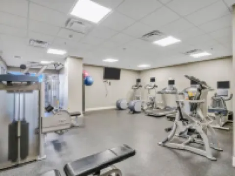 Apt w Parking Pool Gym Projector Desk Gym CityView