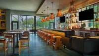 Graduate by Hilton Eugene - 4 estrellas