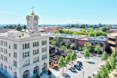 Hotel E Hotel dekat Santa Rosa Railway Station