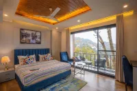 Westend by PerfectStayz at Mall Road - غرفة مطلة على الجبل