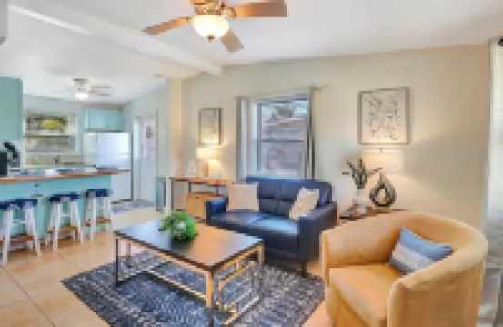 Near DownTown & Napes Beach! Cottage House 2QueenBeds Fenced Back Yard with deck