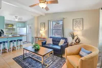 Near DownTown & Napes Beach! Cottage House 2QueenBeds Fenced Back Yard with deck