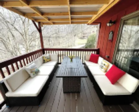 Secluded, yet centrally located. Quiet Retreat. EV charger friendly