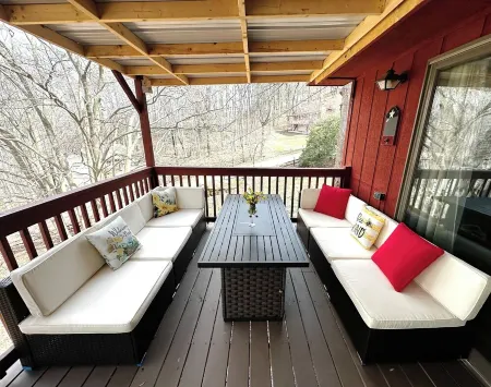 Secluded, yet centrally located. Quiet Retreat. EV charger friendly