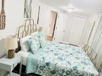 2 bd 1 bath home - King bed - close to beaches&downtown - backyard with firepit