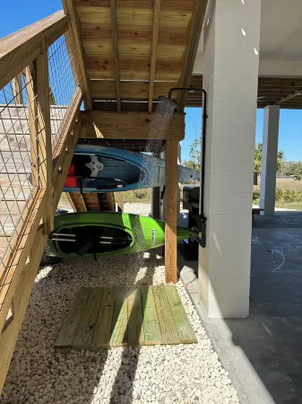 Beautiful home on the river, mins to the Gulf; fire-pit, bar, view