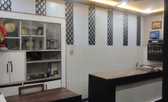 Goverdhan Hotel - Close to Railway Station and Bus Stand
