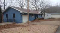 Cozy ranch, peaceful cove, dock space available. Close to restaurants!