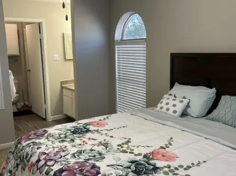 Beautiful 1-bedroom Townhome with nice amenities. Отели рядом с достопримечательностью «Маркет сквер эт Элдридж»