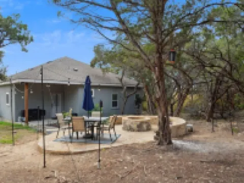 Minutes from Canyon Lake! Custom 3 Bedroom Home W/ Fire Pit. Perfect Location! スプリング・ブランチのホテル