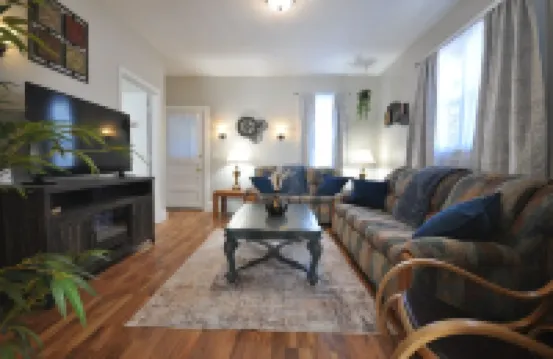 Comfy Rustic Retreat 2 Blocks from Mayo Hospital and Bethany College.