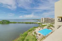 Beautiful 1 bedroom waterfront condo with 800sf private rooftop terrace!