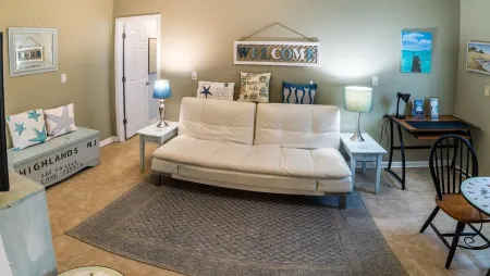 Seashore Town - quaint one bedroom apartment