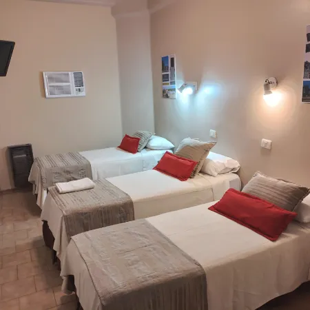 Camino Real Hotel Отели рядом с достопримечательностью «Клиника «Алленде»»