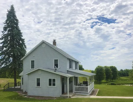 Your place to get away from it all.   Only 20 miles to Madison