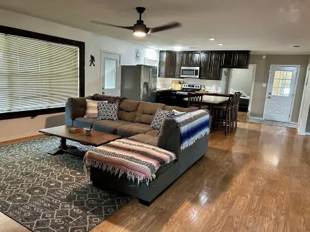 Charming 4-bedroom house with AC and WiFi in peaceful Texarkana Отели в г. Тексаркана