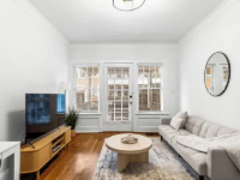 Charming 2-bedroom apartment in dowtown Decatur/ 20 min from downtown ATL Hotels in Decatur