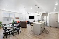 Charming 3-bedroom condo with AC, WiFi, pools, pickleball courts and more!