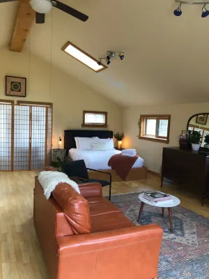 CHARMING LARGE STUDIO WITH POOL AND MOUNTAIN VIEWS ON 10 ACRES. Close to town