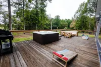 Stunning Home Near Nolin Lake: Hot Tub + Fire Pit!