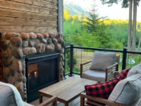 River Vista Cabin with Mountain Views 阿什福德酒店