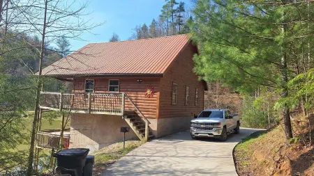 Hot Tub!!! 2 Large Decks on Spirit Lake