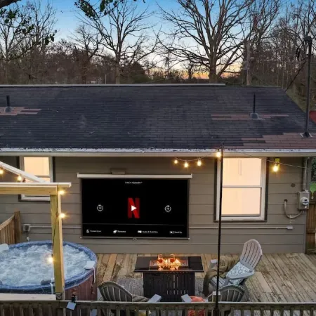 10 Min to NRG Park with Private Deck, Movie Nights & Fire Pit