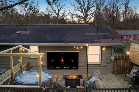 10 Min to NRG Park with Private Deck, Movie Nights & Fire Pit Отели рядом с достопримечательностью «Ace Adventure Water Park»