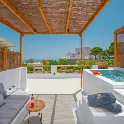 Tre Fiori - The Retreat Suites Hotels near Fira