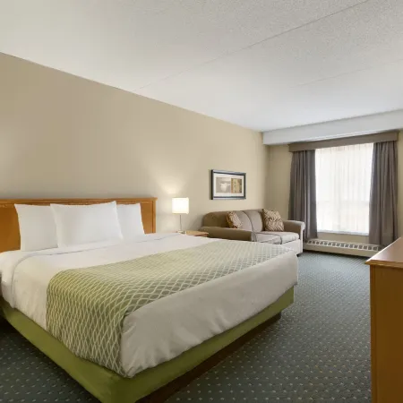 Colonial Square Inn & Suites