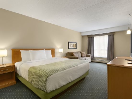 Colonial Square Inn & Suites