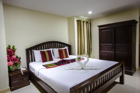 Maharaj Grand Отели рядом с достопримечательностью «The National Museum of Nakhon Si Thammarat»