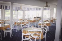 Colonial Inn Harbor Springs