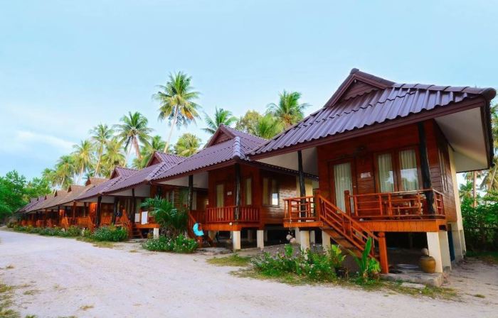 บ้านชายเลรีสอร์ท ขนอม