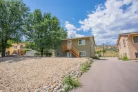 2Br Aptmt Parks Private Deck, Mountain Views!