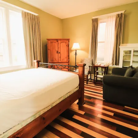 James Bay Inn Hotel, Suites & Cottage