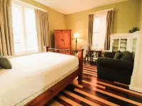 James Bay Inn Hotel, Suites & Cottage Отели рядом с достопримечательностью «Парк Тандерберд»