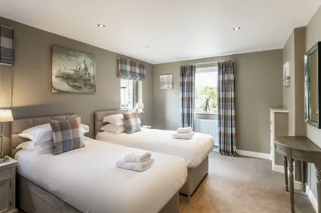 Carus Green Golf Club Townhouse Отели рядом с достопримечательностью «Квакер Тапестри Музеум»