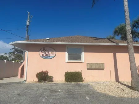 Beautiful waterfront condo with a boat dock, pool, and across from the beach Отели в г. Манасота-Ки