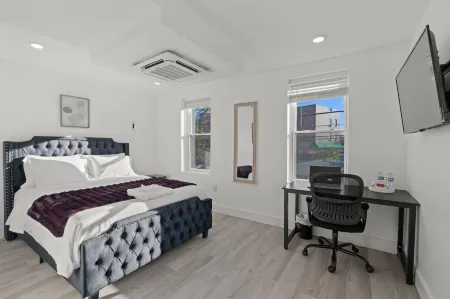 New Season Royals, Airport West Отели рядом с достопримечательностью «Swarthmore Stone Circle»