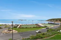 'The Dolphins 7' - Beachfront View to Remember