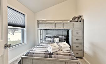 Rutland's Hidden Gem: 2 Br/1ba Renovated Home Close to Everything 2 Bedroom Home
