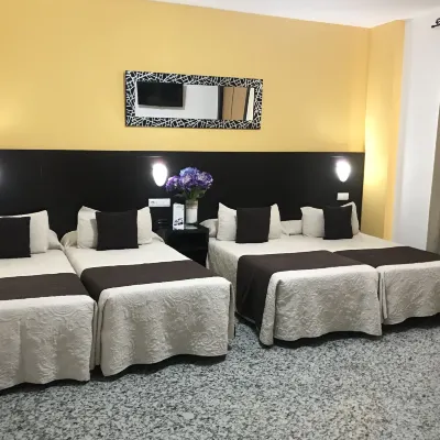 Hotel de Los Faroles Hotels near Palacio de Viana