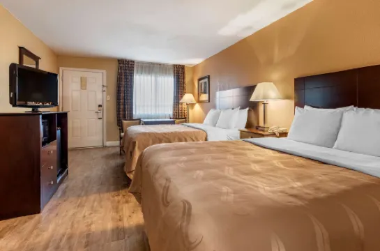 Quality Inn Russellville I-40