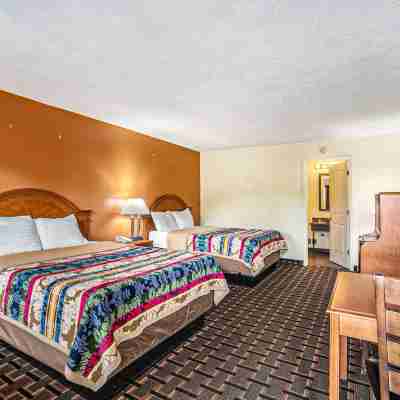 Great Lakes Inn & Suites Rooms