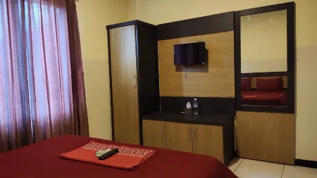 De' Premium Hotel Kartini Отели рядом с достопримечательностью «Benteng Kuto Besak»