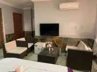 Self Contained Master Bedroom Apartment in Tema Hoteles en Tema