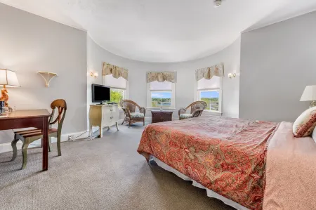 Castle Manor Inn Отели рядом с достопримечательностью «Eastern Point Lighthouse»