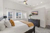 Steps from River & Old Town - Hot Tub & King Bd